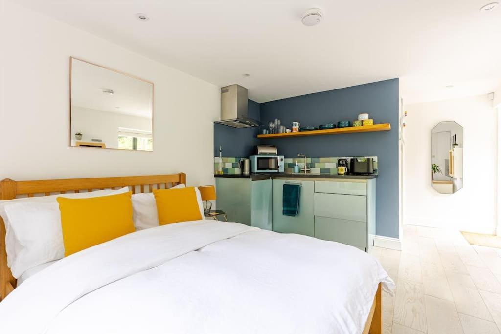 Апартаменты Cosy Cotswolds Retreat Near Bath & Castle Combe Чипенхэм Экстерьер фото