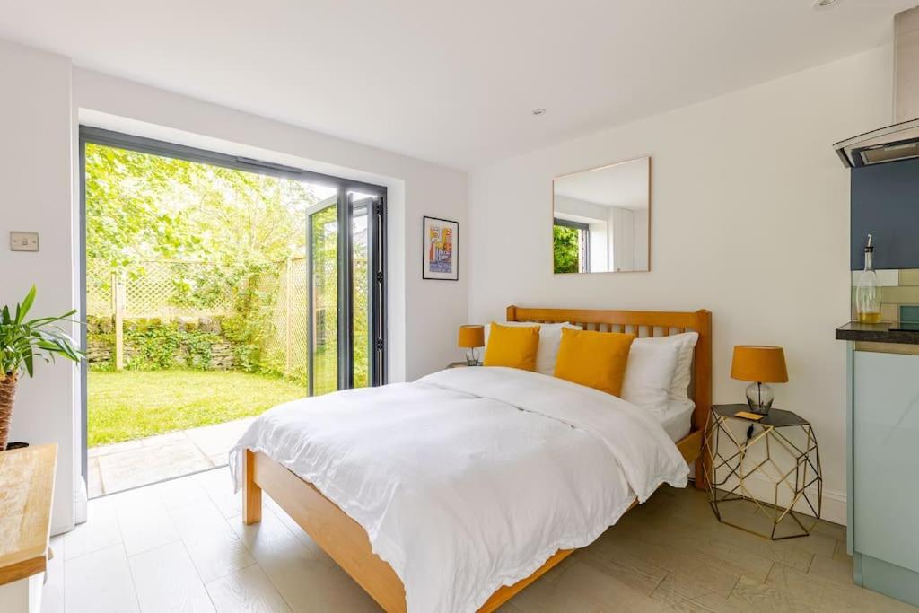 Апартаменты Cosy Cotswolds Retreat Near Bath & Castle Combe Чипенхэм Экстерьер фото
