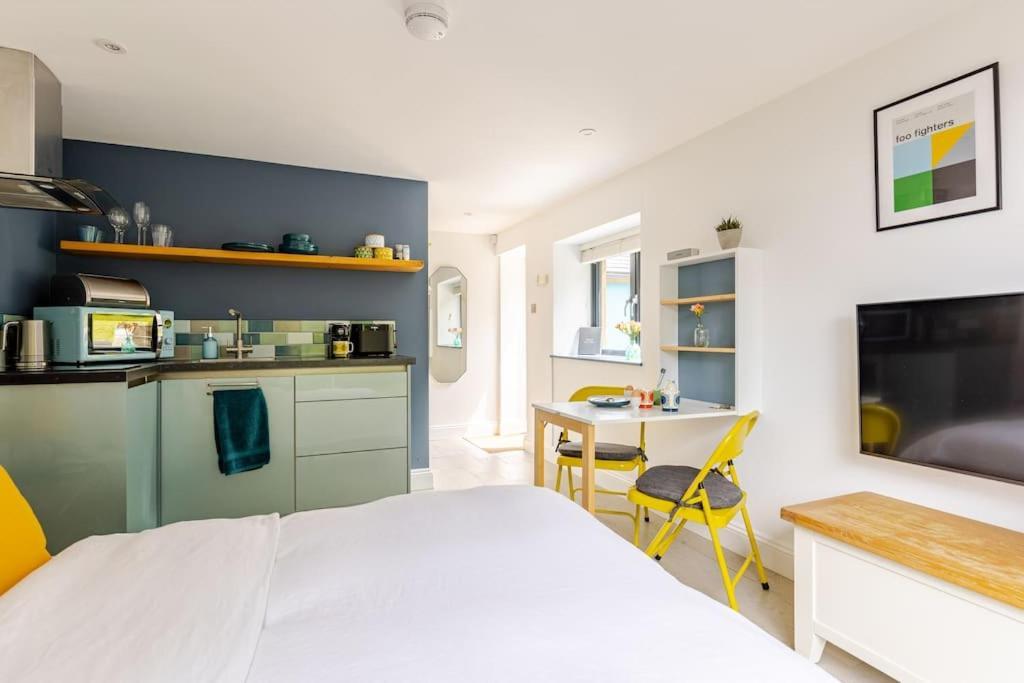 Апартаменты Cosy Cotswolds Retreat Near Bath & Castle Combe Чипенхэм Экстерьер фото