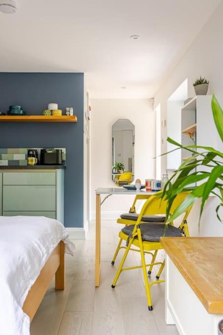 Апартаменты Cosy Cotswolds Retreat Near Bath & Castle Combe Чипенхэм Экстерьер фото